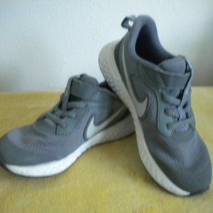 Nike Revolution, Grey & Silver Swoosh, White Sole